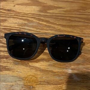 Stylish Kenneth Cole Reaction Tortoise Shell Sunglasses